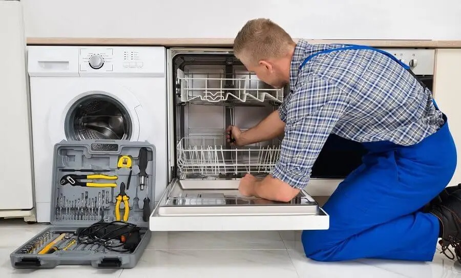 Pamukova Maytag servisi teknisyen ekibi beyaz eşya tamiri yaparken